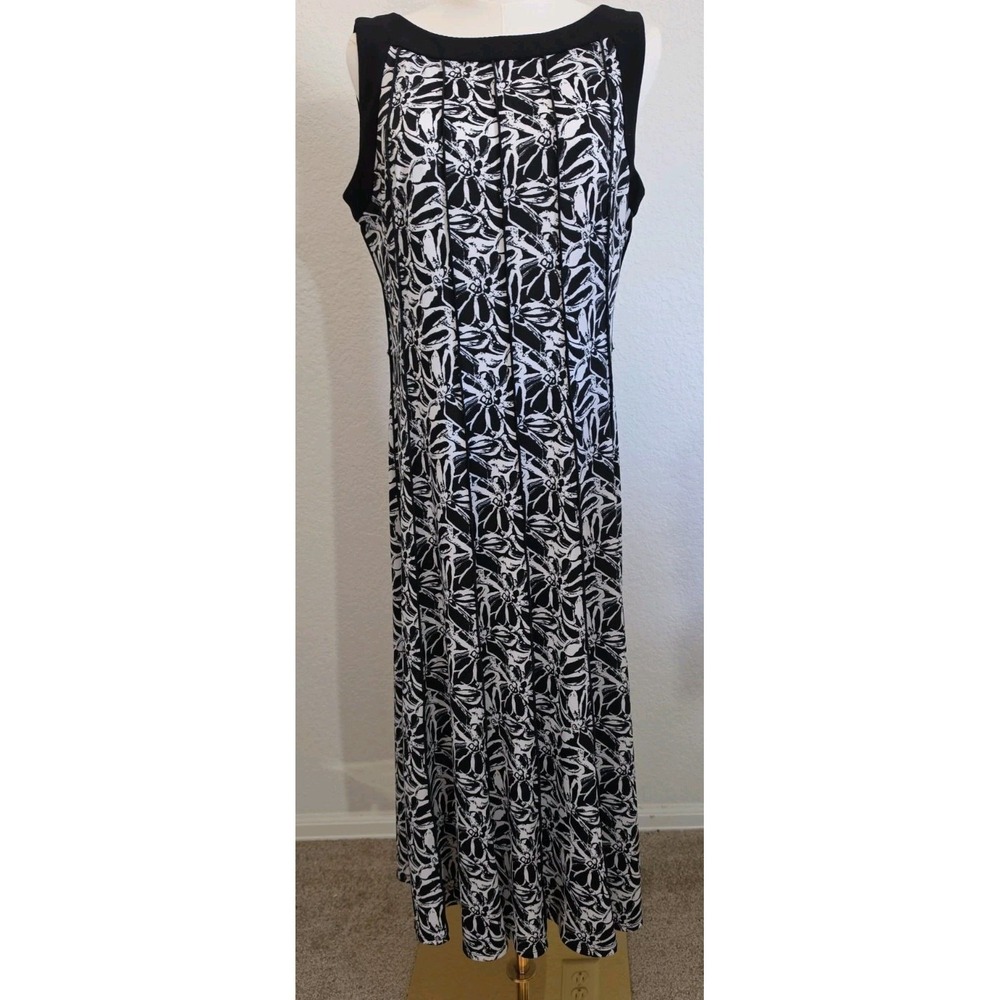 Perceptions New York Floral Fit & Flare Dress Black & White Sleeveless Mid Pleat